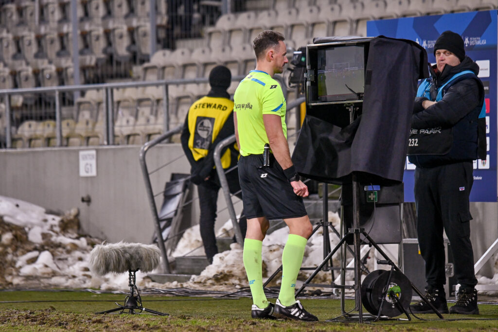 sędzia Paweł Raczkowski przy monitorze VAR