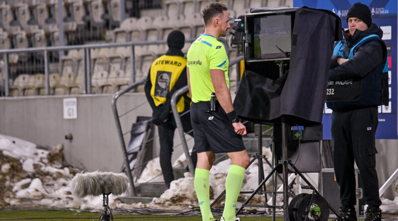sędzia Paweł Raczkowski przy monitorze VAR